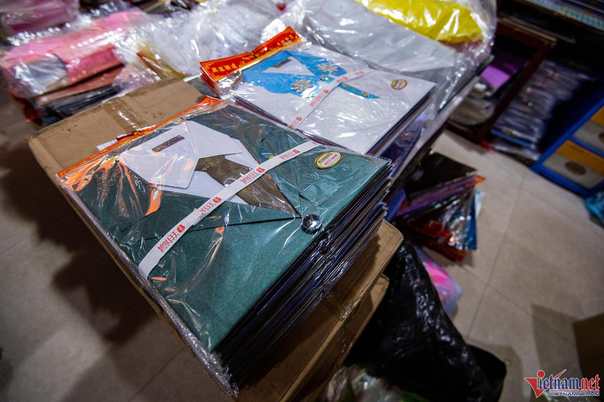 Áo quần, giày dép, mũ giấy luôn là những sản phẩm bán chạy nhất mùa Vu Lan, giá từ 10.000 - 15.000 đồng/bộ. 