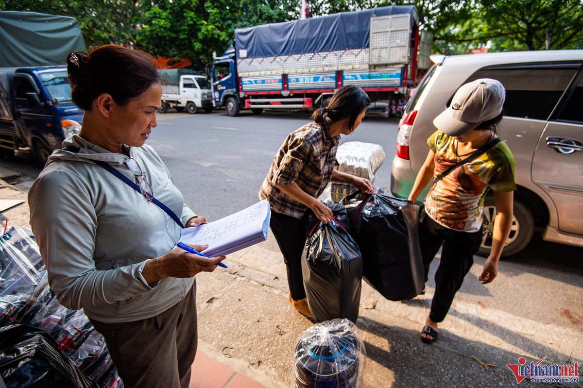 Nhiều người từ các tỉnh về Song Hồ lấy hàng. Trong ảnh, hai người phụ nữ từ Hải Phòng tới nhập hàng vàng mã hết khoảng 10 triệu đồng chở đầy ô tô. 