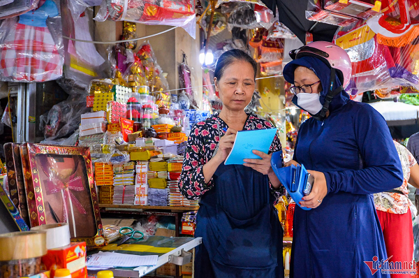 "Hàng năm, gia đình tôi chi khoảng 500.000 đồng mua vàng mã để cúng rằm tháng 7. Năm nay tôi thấy mẫu mã đẹp, giá không đắt", chị Quỳnh chia sẻ.