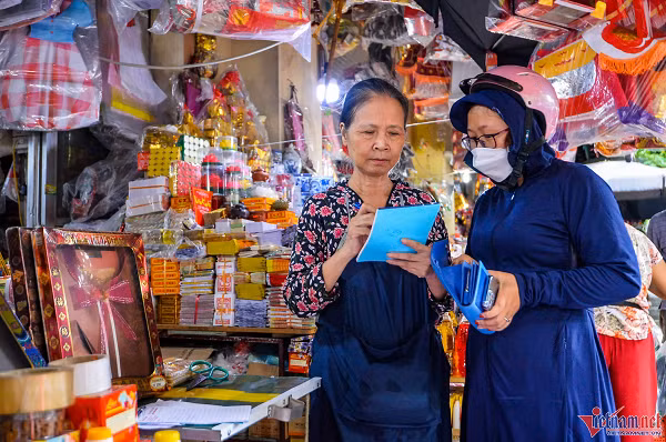 "Hàng năm, gia đình tôi chi khoảng 500.000 đồng mua vàng mã để cúng rằm tháng 7. Năm nay tôi thấy mẫu mã đẹp, giá không đắt", chị Quỳnh chia sẻ.