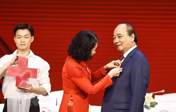 Ba Bui Thi Hoa giu chuc Chu tich Hoi Chu thap do Viet Nam