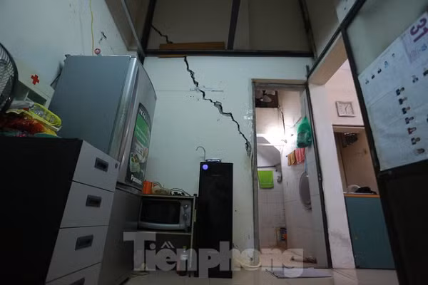 Chia sẻ với Tiền Phong, ông Lê Hữu Đa nói: "Trước đây, gia đình tôi được chủ dự án chi 5 triệu đồng hỗ trợ mỗi tháng để tạm trú nơi khác. Sau 6 tháng, không còn khoản hỗ trợ, tôi lại chuyển về ngôi nhà này để sống. Bởi nếu tiếp tục thuê nhà, tiền lương hưu của tôi không đủ để duy trì phí sinh hoạt. Nay, tôi sống một mình trong căn nhà này trong sự lo sợ...". (Ảnh: Tiền Phong)