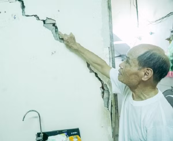 Ngôi nhà được "chống nạng" tạm thời do chịu sự ảnh hưởng bởi việc thi công ga ngầm dự án Nhổn - ga Hà Nội (dài 4 km từ ga S9 tới S12).