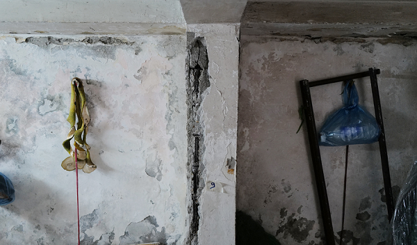 Dưới tầng hầm, các vết nứt lún thấy rõ nhất. Những cột chống đỡ chính lộ phần thép, ngôi nhà nghiêng hẳn sang một bên.Theo bà Bích, chính quyền địa phương và nhà thầu dự án từng mời đơn vị độc lập đánh giá tình trạng ngôi nhà. Kết luận là nhà đang ở mức cực kỳ nguy hiểm, phải di dời.