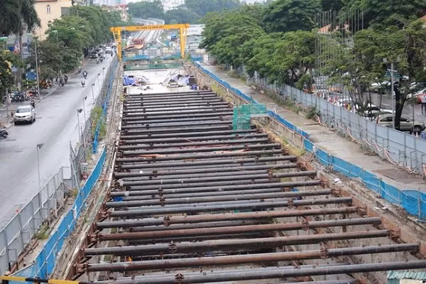 Dự án metro Nhổn - ga Hà Nội đang "đắp chiếu" chờ thi công. Nhiều người dân sống bên cạnh lo ngại thời gian tới khi dự án hoạt động trở lại, việc đào ngầm có thể làm ảnh hưởng tới nhiều nhà. >>> Mời độc giả xem thêm video Chạy thử toàn hệ thống đường sắt Cát Linh - Hà Đông: