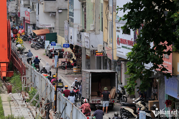 Nhà ga S9 nằm trên đường Kim Mã (quận Ba Đình) đi ngầm, một số ngôi nhà bên cạnh có hiện tượng nghiêng, nứt. (Ảnh: Vietnamnet)