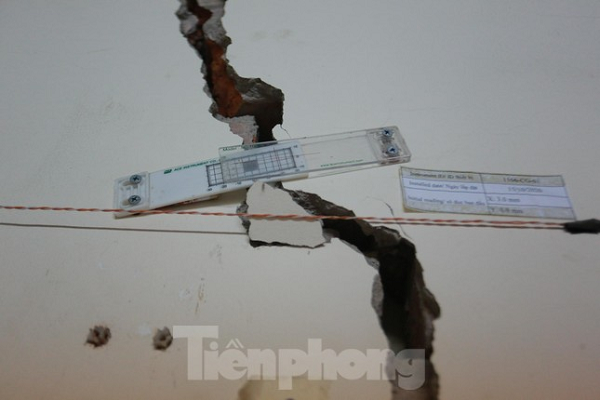 Thước đo vết nứt trên tường.(Ảnh: Tiền Phong)