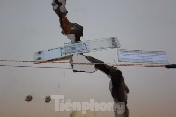 Thước đo vết nứt trên tường.(Ảnh: Tiền Phong)