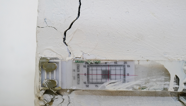 Thiết bị đo độ nứt của ngôi nhà được đặt tại tầng 1. Bà Bích cho hay 7 người sống trong căn nhà luôn bất an: "Chúng tôi nhiều lần nộp đơn, song mọi việc vẫn chưa thể giải quyết ổn thỏa dù phía nhà thầu thừa nhận việc nứt, lún là do quá trình thi công dự án. Tới nay, sau 3 năm, không có một biện pháp an toàn nào được đưa ra, ít nhất là lắp khung sắt để chống sập".