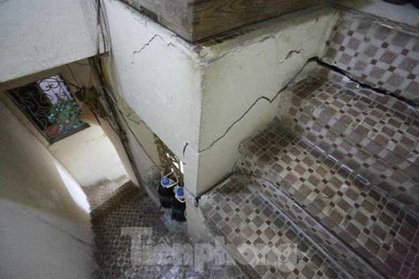 Ngôi nhà của ông Đa đang ở được sửa và xây lại từ năm 1994, mặc dù ở trong con ngõ sâu số 51 Quốc Tử Giám nhưng lại là ngôi nhà chịu ảnh hưởng nặng nề nhất bởi việc thi công ga ngầm dự án Nhổn - ga Hà Nội (dài 4 km từ ga S9 tới S12). (Ảnh: Tiền Phong)