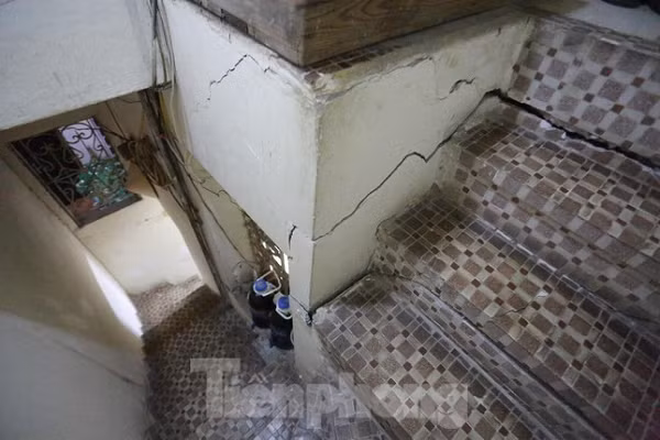 Ngôi nhà của ông Đa đang ở được sửa và xây lại từ năm 1994, mặc dù ở trong con ngõ sâu số 51 Quốc Tử Giám nhưng lại là ngôi nhà chịu ảnh hưởng nặng nề nhất bởi việc thi công ga ngầm dự án Nhổn - ga Hà Nội (dài 4 km từ ga S9 tới S12). (Ảnh: Tiền Phong)