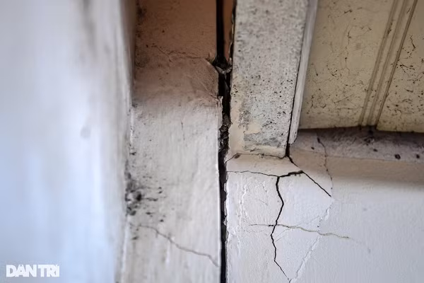 Theo vị lãnh đạo này, ngay khi tiếp nhận đơn thư, phường Ngọc Khánh đã mời chủ đầu tư, nhà thầu, bên giám sát dự án xuống hiện trường khảo sát, đồng thời lắp đặt hệ thống quan trắc đo hiện tượng sụt lún, nứt,… đối với những công trình nằm trong phạm vi bị ảnh hưởng. (Ảnh: Dân trí)