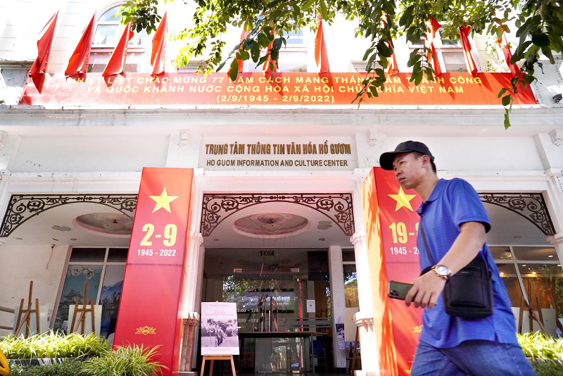 Cờ hoa phấp phới ở Tung tâm Thông tin văn hóa Hồ Gươm.