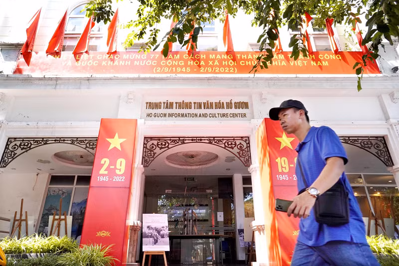 Cờ hoa phấp phới ở Tung tâm Thông tin văn hóa Hồ Gươm.