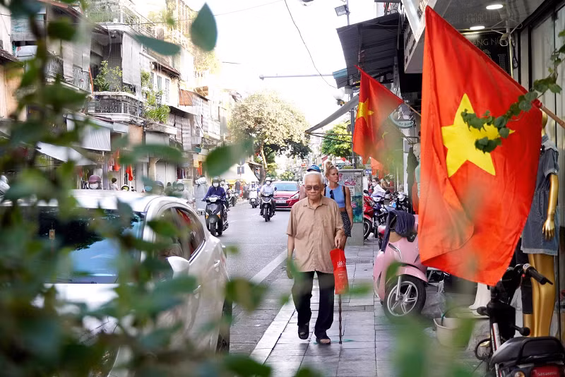 Từ nhà ra ngõ, từ ngõ nhỏ rẽ tới phố lớn, khắp nơi đều chung một không khí phấn khởi, gợi nhớ về những năm tháng lịch sử hào hùng của dân tộc.