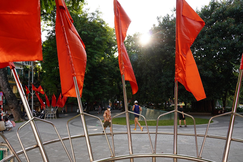Lá cờ đỏ sao vàng là biểu tượng của tinh thần đoàn kết, ý chí đấu tranh kiên cường của toàn thể nhân dân.