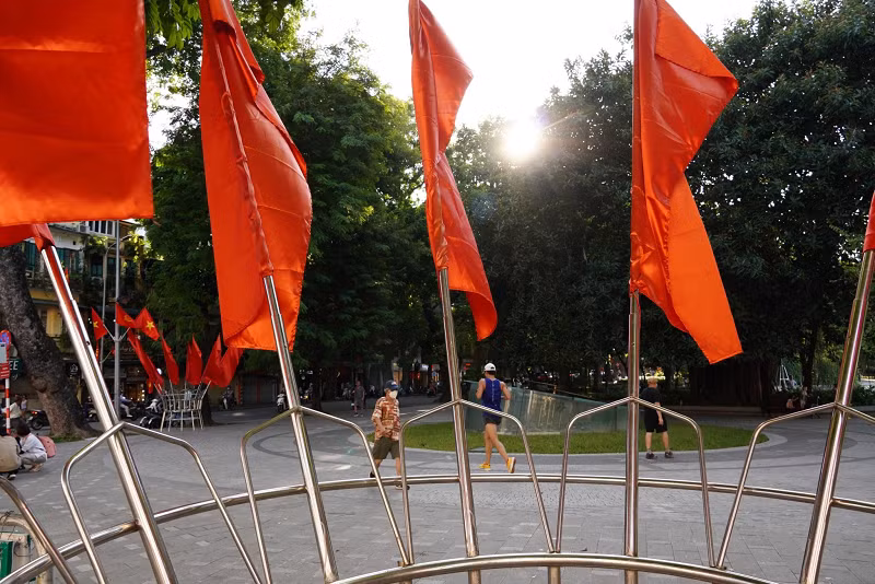 Lá cờ đỏ sao vàng là biểu tượng của tinh thần đoàn kết, ý chí đấu tranh kiên cường của toàn thể nhân dân.