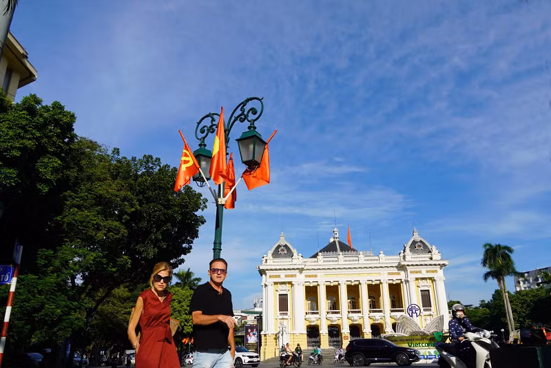 Cờ Tổ quốc tung bay trên nóc Nhà hát Lớn (quận Hoàn Kiếm).