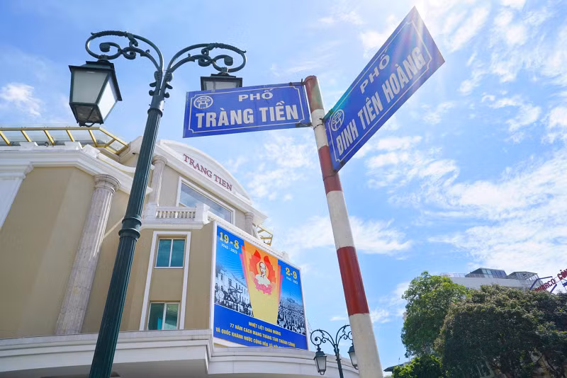 Màn hình led trước Trung tâm Thương mại Tràng Tiền (quận Hoàn Kiếm) trình chiếu các đoạn video chào mừng kỷ niệm 77 năm ngày Quốc khánh 2/9.