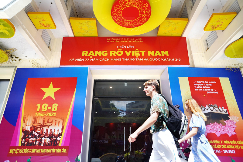 Rực rỡ sắc đỏ tại cổng khu triển lãm kỷ niệm 77 năm Cách mạng tháng Tám và Quốc khánh 2/9.