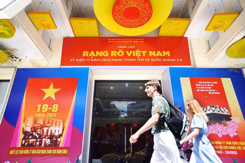 Rực rỡ sắc đỏ tại cổng khu triển lãm kỷ niệm 77 năm Cách mạng tháng Tám và Quốc khánh 2/9.