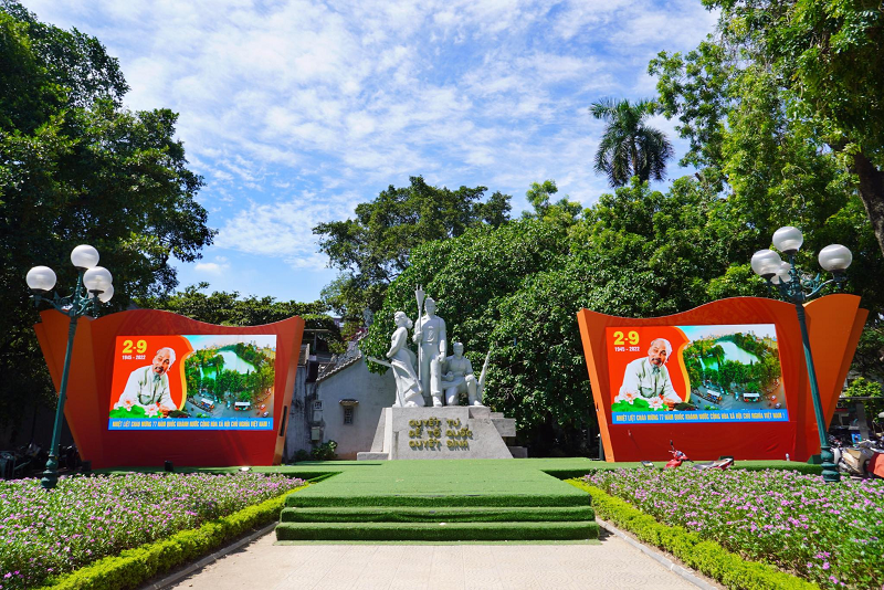 Đặc biệt, tại khu vực Tượng đài Cảm tử (phường Hàng Dầu, Lý Thái Tổ, quận Hoàn Kiếm, Hà Nội) được trang trí hai màn hình led lớn, chiếu các đoạn video chào mừng kỷ niệm 77 năm ngày Cách mạng Tháng Tám và Quốc khánh 2/9.