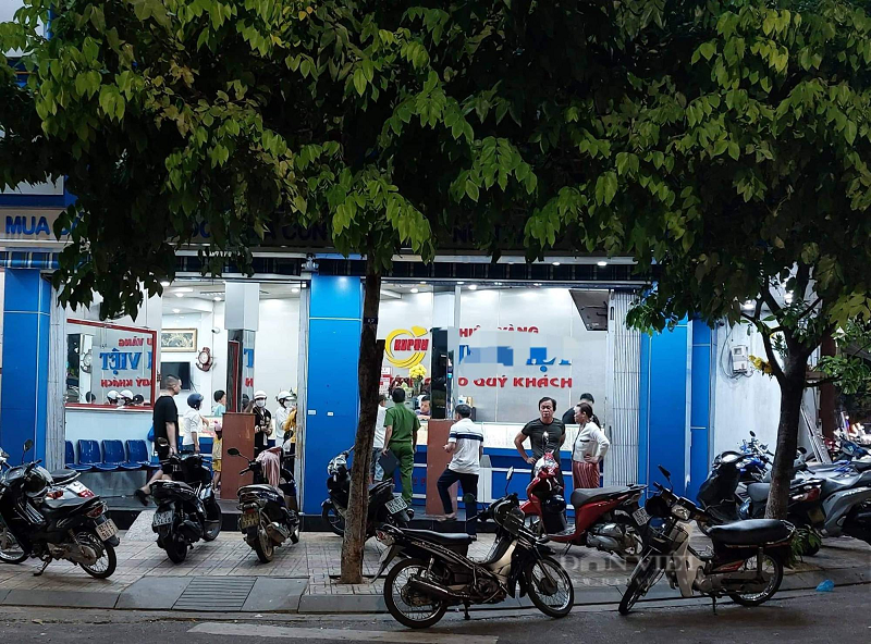 Bat giu nghi pham dung bua dap tu kinh tiem vang o Quang Nam