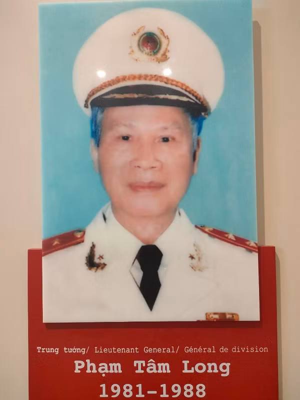 Trung tướng Phạm Tâm Long sinh năm 1928. Quê quán: Sơn Đà, Ba Vì, Hà Nội. Chức vụ: Giám đốc Sở Công an, CATP Hà Nội từ năm 1981 – 1988, sau là Thứ trưởng thường trực Bộ Nội vụ (nay là Bộ Công an)