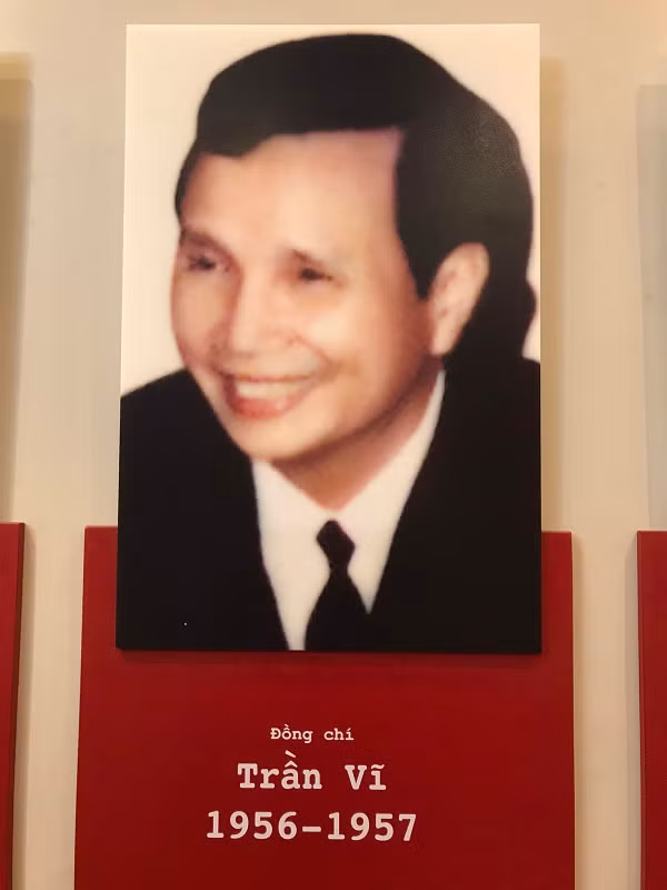 Đồng chí Trần Vỹ (Nguyễn Văn Tích) sinh năm 1925. Quê quán: Nghĩa Hiệp, Yên Mỹ, Hưng Yên. Chức vụ: Giám đốc Sở Công an Hà Nội từ năm 1956 – 1957, sau là Chủ tịch UBND thành phố Hà Nội