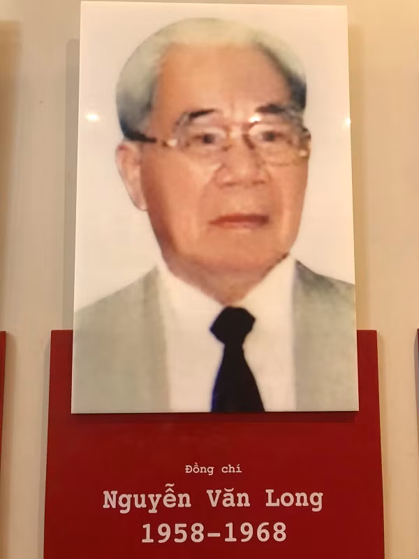 Đồng chí Nguyễn Văn Long (bí danh: Tư) sinh năm 1919. Quê quán: Phú Hội, Huế, Thừa Thiên- Huế. Chức vụ: Giám đốc Sở Công an Hà Nội từ năm 1960 – 1967