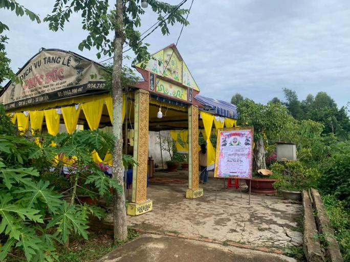 Phat hien thi the nguoi dan ong dang phan huy trong rung