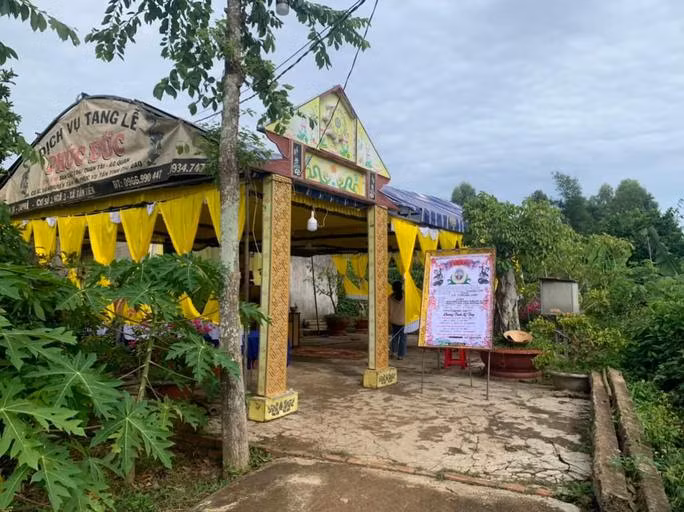 Phat hien thi the nguoi dan ong dang phan huy trong rung