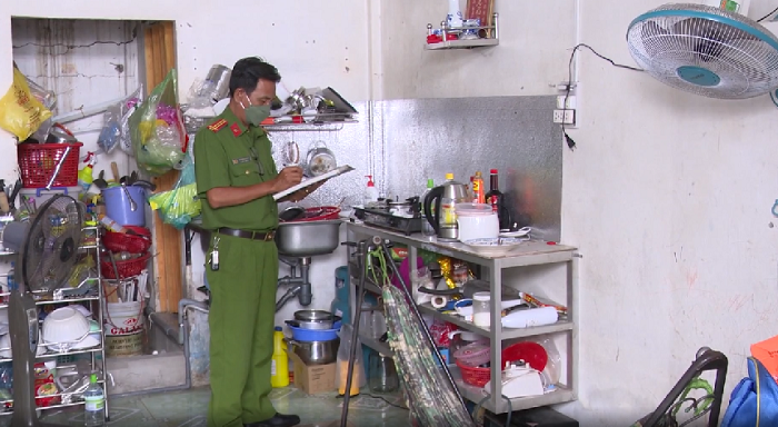  Án mạng đau lòng ở Tiền Giang: Chiều 18/8, Văn phòng Cơ quan Cảnh sát điều tra Công an tỉnh Tiền Giang cho biết vừa khởi tố bị can Nguyễn Hữu Hậu (SN 1991; ngụ phường 6, TP Mỹ Tho) về tội giết người. Tại cơ quan điều tra, Hậu khai nhận tối 30/7, Hậu cầm dao sang nhà anh rể là Võ Công Tôn Chiêu (SN 1988; tạm trú phường 6, TP Mỹ Tho) rồi đâm ông Chiêu nhiều nhát khiến nạn nhân tử vong. Sau khi gây án, Hậu đến công an đầu thú và khai nhận giữa Hậu và ông Chiêu có mâu thuẫn kéo dài nhiều năm nhưng chưa giải quyết được. Hôm đó, sau khi uống nhiều bia rượu, Hậu về nhà cự cãi với mẹ ruột về thái độ cư xử không tốt của Chiêu đối với gia đình. Bị mẹ la mắng, cho rằng mẹ bênh con rể nên Hậu tìm ông Chiêu để nói chuyện và gây ra án mạng.