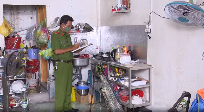  Án mạng đau lòng ở Tiền Giang: Chiều 18/8, Văn phòng Cơ quan Cảnh sát điều tra Công an tỉnh Tiền Giang cho biết vừa khởi tố bị can Nguyễn Hữu Hậu (SN 1991; ngụ phường 6, TP Mỹ Tho) về tội giết người. Tại cơ quan điều tra, Hậu khai nhận tối 30/7, Hậu cầm dao sang nhà anh rể là Võ Công Tôn Chiêu (SN 1988; tạm trú phường 6, TP Mỹ Tho) rồi đâm ông Chiêu nhiều nhát khiến nạn nhân tử vong. Sau khi gây án, Hậu đến công an đầu thú và khai nhận giữa Hậu và ông Chiêu có mâu thuẫn kéo dài nhiều năm nhưng chưa giải quyết được. Hôm đó, sau khi uống nhiều bia rượu, Hậu về nhà cự cãi với mẹ ruột về thái độ cư xử không tốt của Chiêu đối với gia đình. Bị mẹ la mắng, cho rằng mẹ bênh con rể nên Hậu tìm ông Chiêu để nói chuyện và gây ra án mạng.