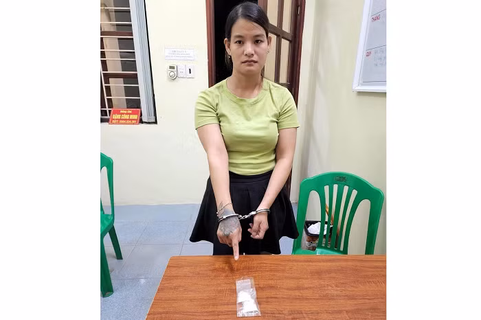  Bắt giữ thiếu nữ giấu ma tuý trong áo ngực: Ngày 18/8, Công an tỉnh Quảng Ninh cho biết đã bắt giữ Nguyễn Thị Loan (SN 1995, thôn 7, xã Quảng Chính, huyện Hải Hà) về hành vi tàng trữ trái phép chất ma túy. Theo đó, trong quá trình làm nhiêm vụ tại khu vực cầu Treo, thuộc khu Trần Khánh Dư, thị trấn Quảng Hà, huyện Hải Hà, Phòng CSĐT tội phạm về ma tuý Công an tỉnh Quảng Ninh đã bắt quả tang Nguyễn Thị Loan. Lúc này, trong áo ngực của Loan giấu 2 túi ma tuý dạng đá đang mang đi bán cho khách.