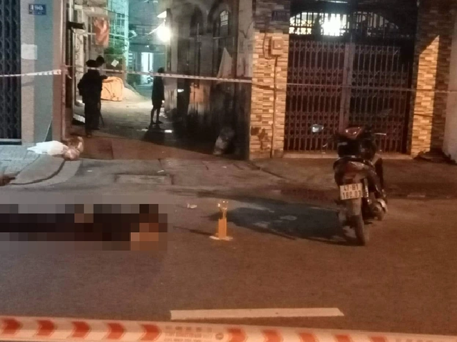  Chủ tiệm điện thoại ở TP HCM bị đâm chết: Một số người dân sống gần hiện trường cho biết rạng sáng ngày 8/8, họ nghe tiếng 2 người đàn ông cự cãi. Trong lúc xô xát, ông N.T.P. (37 tuổi, ngụ quận Gò Vấp) chủ cửa hàng bán điện thoại, bị Nguyễn Bình Khương Duy (24 tuổi, ngụ quận Phú Nhuận) dùng hung khí đâm tử vong trên đường Phạm Ngũ Lão. Duy thừa nhận nguyên nhân gây án là do mâu thuẫn nợ nần tiền bạc.