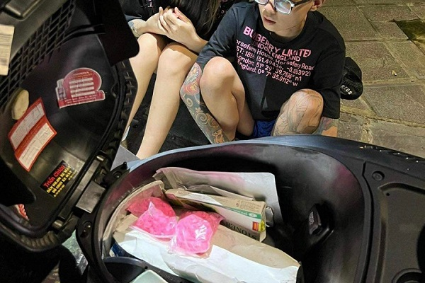  Phát hiện đôi nam nữ mang theo gần 400 viên ma tuý tổng hợp: Tối 8/8, tổ công tác 141 tuần tra trên địa bàn quận Hoàn Kiếm, Đống Đa, Hai Bà Trưng, Long Biên đã phát hiện 2 nam nữ thanh niên điều khiển xe máy không đội mũ bảo hiểm đã áp sát dừng xe xử lý. Tổ công tác phát hiện trong cốp xe của hai thanh niên này có giấu 2 gói nilong bên trong chứa khoảng gần 400 viên nén màu hồng (nghi là ma túy tổng hợp). Nhân thân hai đối tượng được làm rõ là Nguyễn Tuyết Anh (sinh năm 2001 ở phường Đồng Xuân, quận Hoàn Kiếm, Hà Nội) và Nguyễn Bảo Linh (sinh năm 2003 ở huyện Sơn Động, Bắc Giang). 