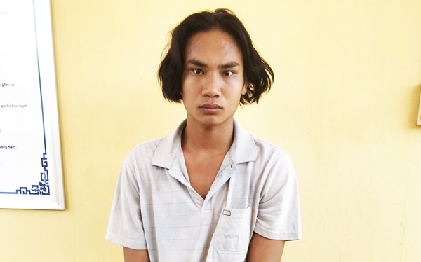  Sát hại hàng xóm chỉ vì lời can ngăn "uống rượu ít lại": Sáng 8/8, Công an tỉnh Quảng Nam cho biết vừa ra quyết định khởi tố bị can đối với Nguyễn Văn Quốc (SN 2004, trú xã Tiên Lộc, huyện Tiên Phước) về hành vi giết người. Theo điều tra, Quốc và anh P.Đ.S. (SN 1981) là hàng xóm. Sáng 27/7, Quốc phụ anh S. xây nhà vệ sinh của gia đình. Đến trưa, trong tiệc tân gia của hàng xóm, anh S. có góp ý Quốc “uống rượu ít lại để chiều còn làm việc”. Cho rằng anh S. không cho mình uống rượu nên cả hai xảy ra cãi vã. Anh S. bỏ về nhà thì Quốc chạy sang dùng dao bầu đâm vào hông anh S. khiến nạn nhân chết tại chỗ. Theo người dân địa phương, tâm tính của Quốc không bình thường.