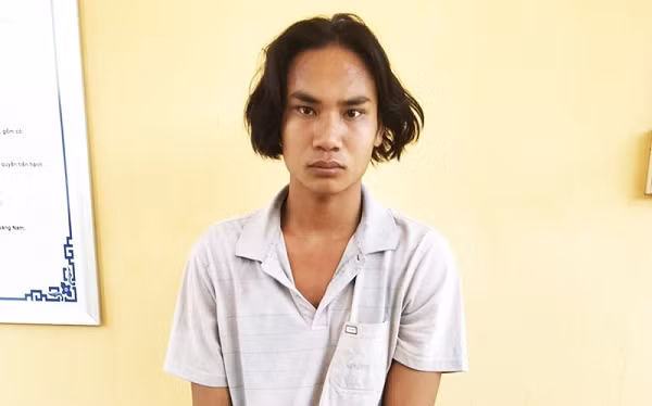  Sát hại hàng xóm chỉ vì lời can ngăn "uống rượu ít lại": Sáng 8/8, Công an tỉnh Quảng Nam cho biết vừa ra quyết định khởi tố bị can đối với Nguyễn Văn Quốc (SN 2004, trú xã Tiên Lộc, huyện Tiên Phước) về hành vi giết người. Theo điều tra, Quốc và anh P.Đ.S. (SN 1981) là hàng xóm. Sáng 27/7, Quốc phụ anh S. xây nhà vệ sinh của gia đình. Đến trưa, trong tiệc tân gia của hàng xóm, anh S. có góp ý Quốc “uống rượu ít lại để chiều còn làm việc”. Cho rằng anh S. không cho mình uống rượu nên cả hai xảy ra cãi vã. Anh S. bỏ về nhà thì Quốc chạy sang dùng dao bầu đâm vào hông anh S. khiến nạn nhân chết tại chỗ. Theo người dân địa phương, tâm tính của Quốc không bình thường.