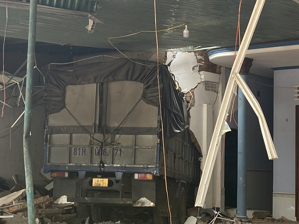  Ớn lạnh với xe tải lao vào 4 nhà dân ven đường: Sáng ngày 5/8, xe tải mang BKS: 81H00671 lưu thông trên đường Hồ Chí Minh. Khi đi đến chợ 312 (xã Đắk R’La, huyện Đắk Mil, tỉnh Đắk Nông) thì va chạm với xe bán tải mang BKS: 51D18339. Ngay sau đó, 2 xe cùng mất lái, lao vào hàng loạt nhà dân bên đường. Vụ tai nạn làm ít nhất 2 người trên xe tải bị thương và đã được người dân đưa đi bệnh viện. 