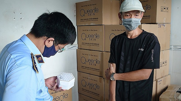  Phát hiện kho hàng mỹ phẩm giả mạo thương hiệu Queenie Skin: Mới đây, Đội Quản lý thị trường số 3 thuộc Cục Quản lý thị trường TP Hồ Chí Minh vừa kiểm tra, thu giữ hàng trăm sản phẩm mỹ phẩm thương hiệu Queenie Skin không có hóa đơn, chứng từ, có dấu hiệu bị làm giả tại một kho chứa hàng ở số 572/5 Nguyễn Bình, ấp 1, xã Nhơn Đức, huyện Nhà Bè, TP Hồ Chí Minh, do ông Nguyễn Công Huy làm chủ cơ sở. Hiện vụ việc đang được điều tra làm rõ. 