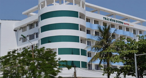 Be gai 10 tuoi tu vong trong be boi khach san o Cua Lo