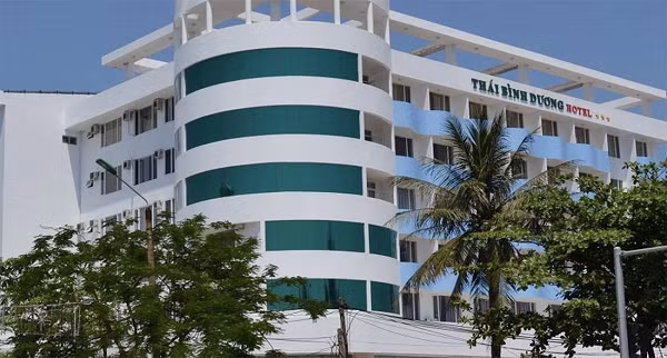 Be gai 10 tuoi tu vong trong be boi khach san o Cua Lo