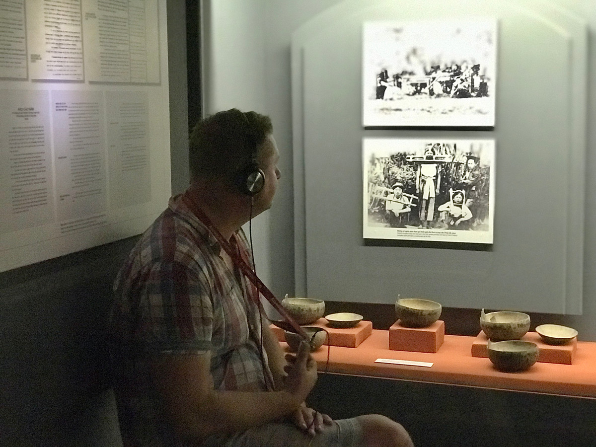 Di tích cung cấp dịch vụ cho thuê máy thuyết minh tự động kèm headphone với 3 ngôn ngữ: Việt Nam, Anh, Pháp.