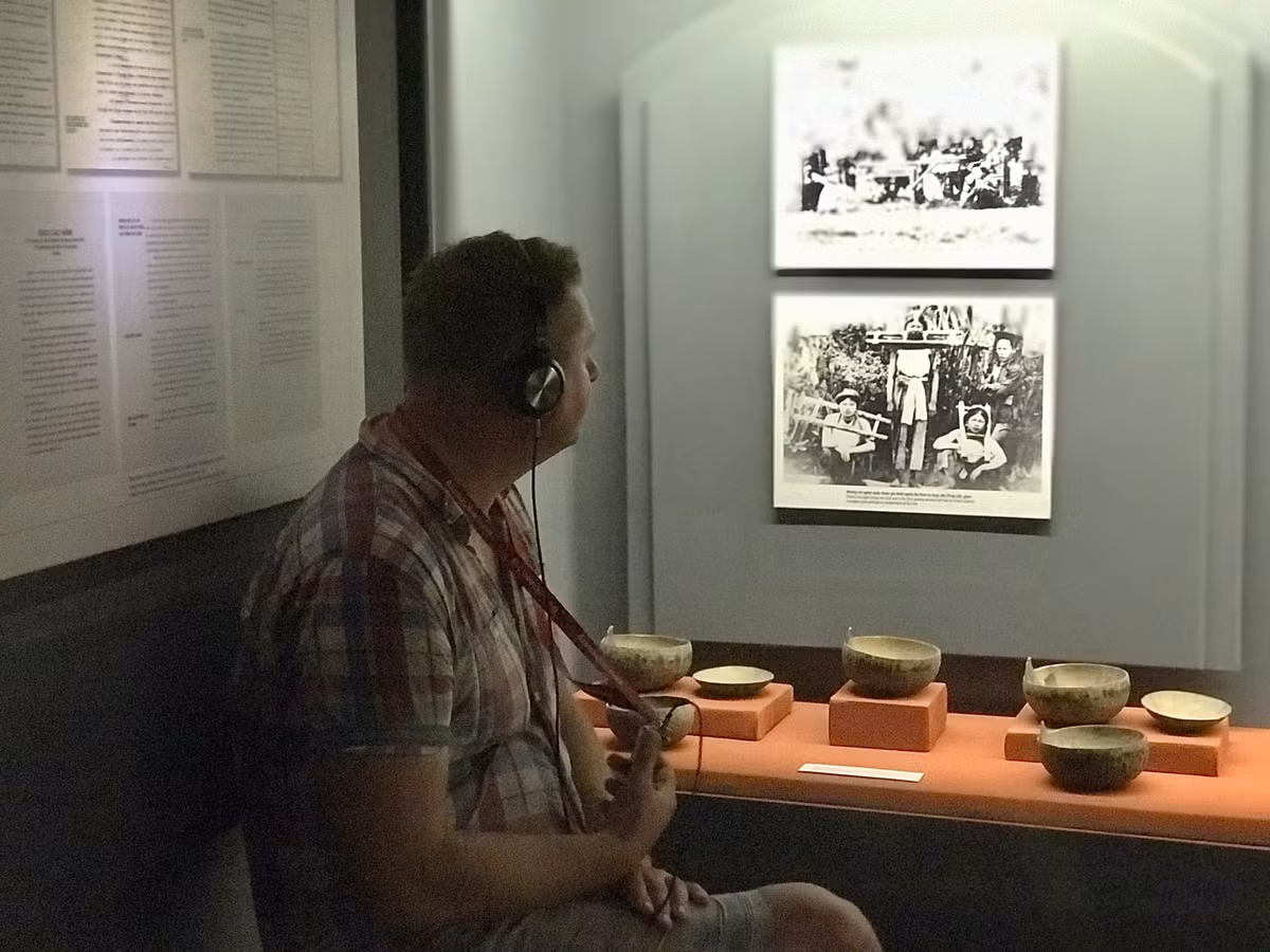 Di tích cung cấp dịch vụ cho thuê máy thuyết minh tự động kèm headphone với 3 ngôn ngữ: Việt Nam, Anh, Pháp.