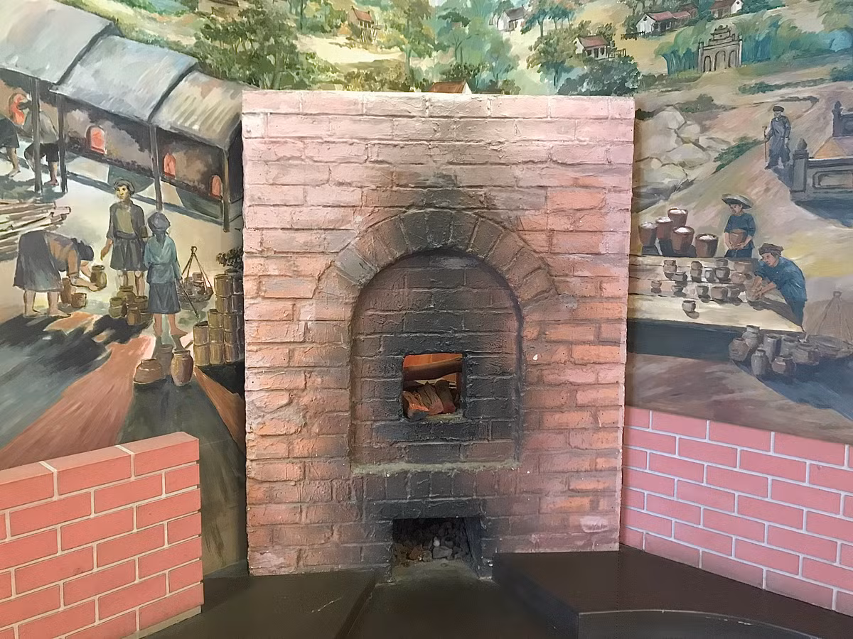 Trước năm 1896, nơi đây là làng Hỏa Lò, một làng nghề thủ công nổi tiếng chuyên làm các loại đồ gia dụng bằng đất nung ở Hà Nội.