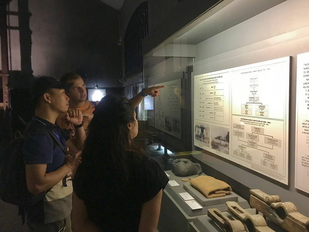 Du khách nước ngoài chăm chú tìm hiểu về Nhà tù Hoả Lò.