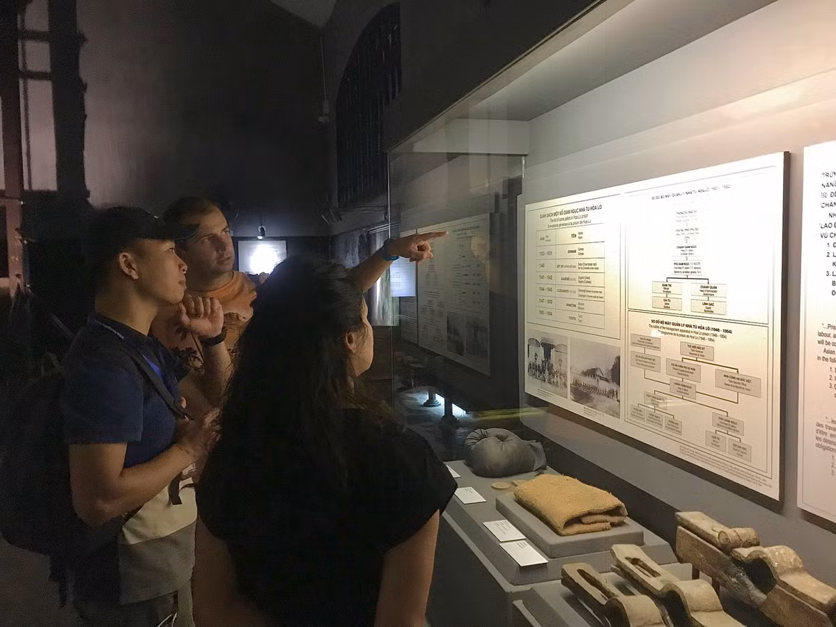 Du khách nước ngoài chăm chú tìm hiểu về Nhà tù Hoả Lò.