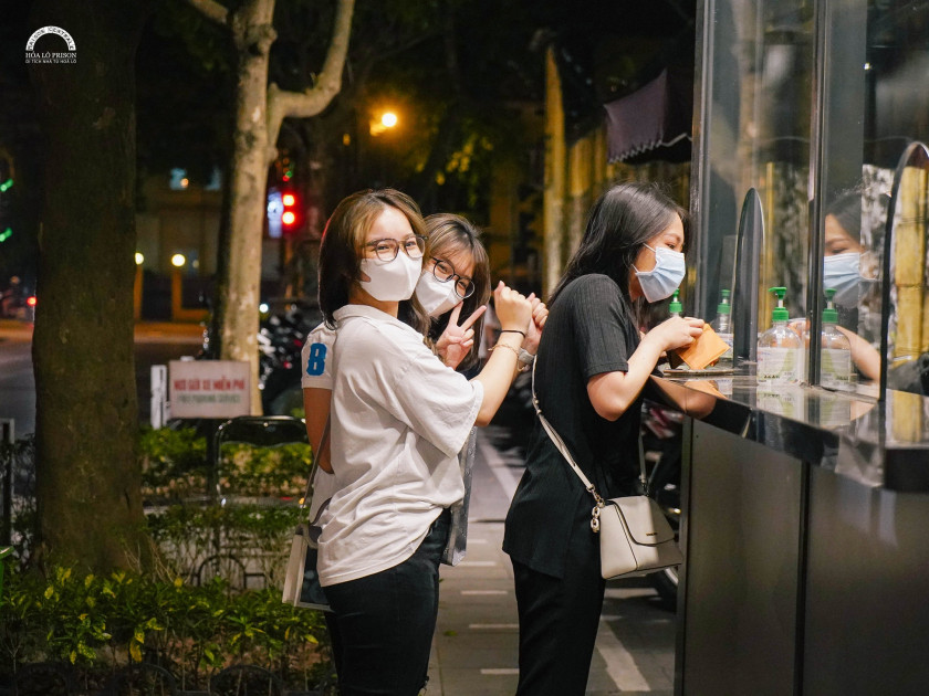 Trước đây, di tích chỉ thu hút du khách nước ngoài hoặc những người lớn tuổi, nhưng nay rất nhiều bạn trẻ tìm đến. Nguyên nhân là do khu di tích đã tạo ra các sản phẩm du lịch mới lạ, tour tham quan "Đêm thiêng liêng 2: Sống như những đoá hoa" hay có tên gọi khác là tour đêm tham quan Nhà tù Hoả Lò. Đây là di tích lịch sử đầu tiên và duy nhất triển khai sản phẩm du lịch mới mẻ này.