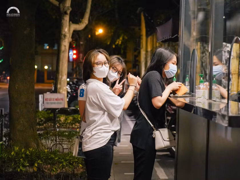 Trước đây, di tích chỉ thu hút du khách nước ngoài hoặc những người lớn tuổi, nhưng nay rất nhiều bạn trẻ tìm đến. Nguyên nhân là do khu di tích đã tạo ra các sản phẩm du lịch mới lạ, tour tham quan "Đêm thiêng liêng 2: Sống như những đoá hoa" hay có tên gọi khác là tour đêm tham quan Nhà tù Hoả Lò. Đây là di tích lịch sử đầu tiên và duy nhất triển khai sản phẩm du lịch mới mẻ này.